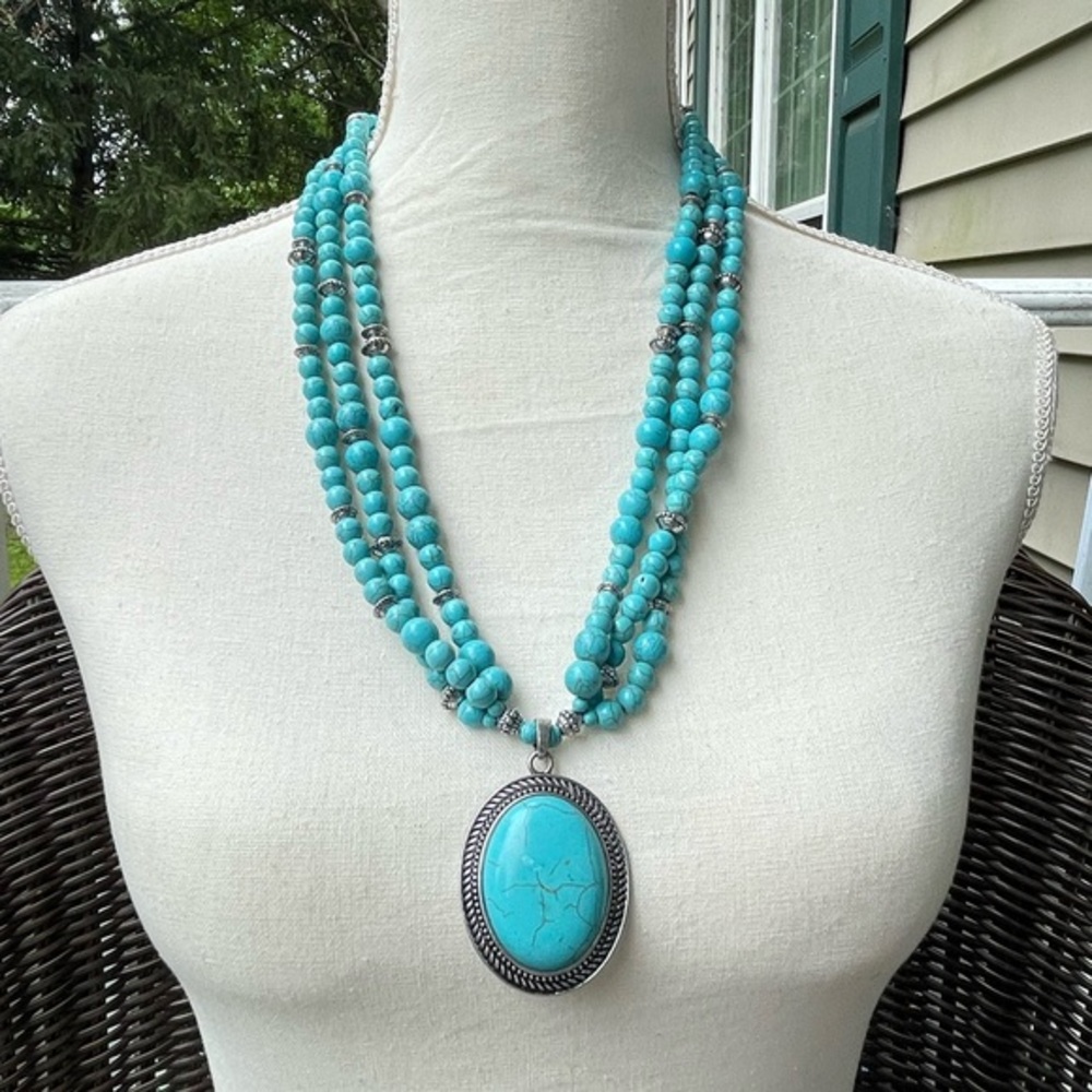 BLUE CHUNKY NECKLACE